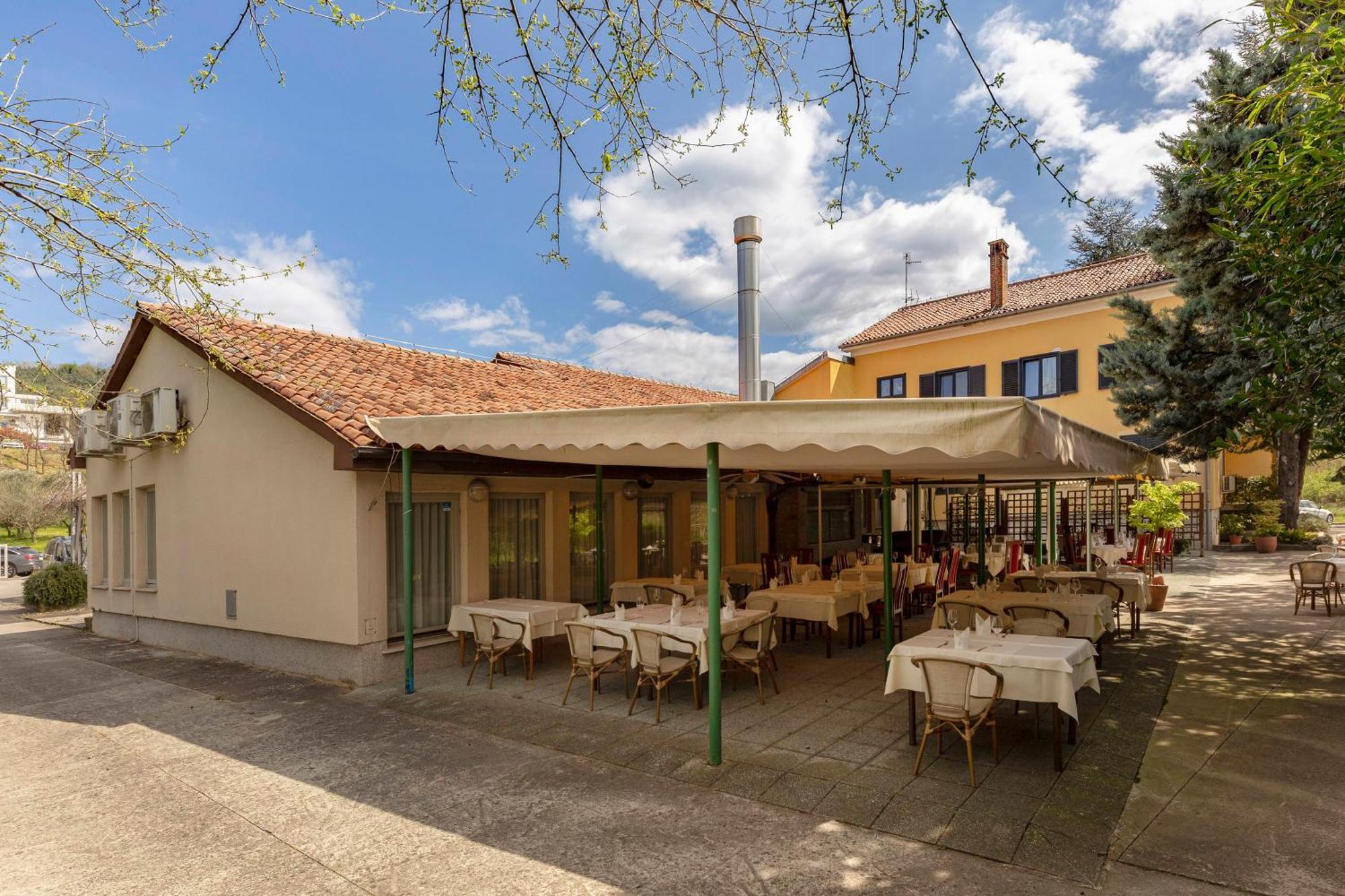 Restaurant Bric Dekani Exterior photo