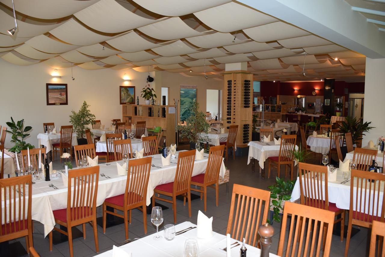 Restaurant Bric Dekani Exterior photo