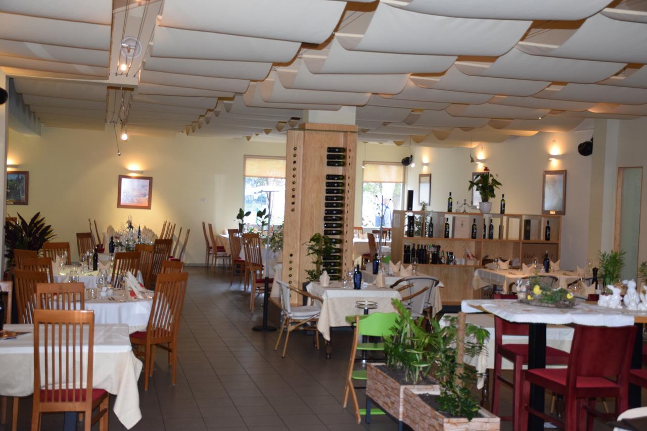 Restaurant Bric Dekani Exterior photo